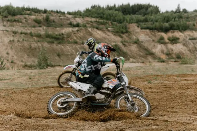 Sklep z częściami motocyklowymi — jaki powinien być sprzedawca, od którego kupimy części motocyklowe?